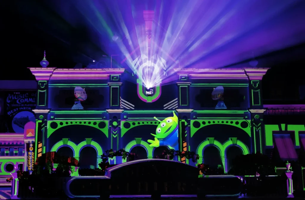 DisneyTalesofMagic ToyStory MainStreetFaca PressVisual 10 scaled 1 - Actualité des Parcs d'attractions - Parcs Actus